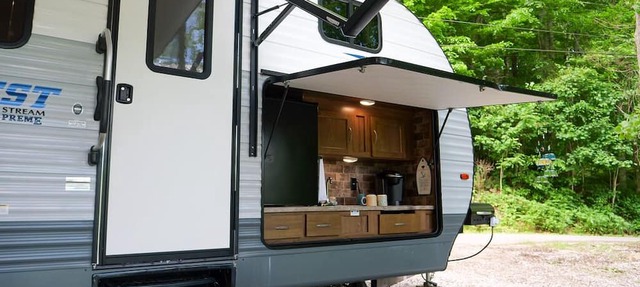 Waterfront, cozy 2-bedroom camper on Rough River Lake in Westview