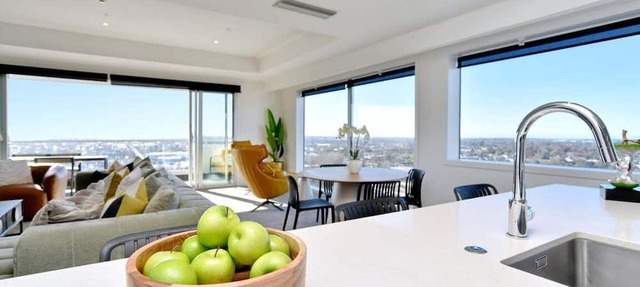 Pacific Horizon - Luxury Sky Suite 19th Floor City Views in Christchurch