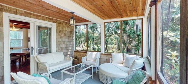 Coastal home with screened porch, W/D, & amazing location in Centerville