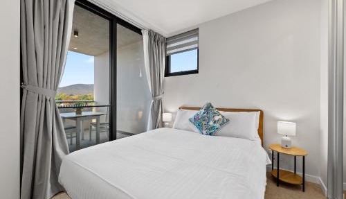 Stylish 2-Bed Stay Near Canberra Centre in Downer