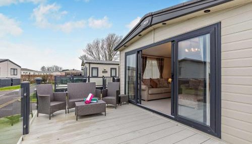 Binky Lodge Stylish Cosy 3-Bedroom Holiday Lodge Hoburne Naish Barton on Sea in Barton on Sea