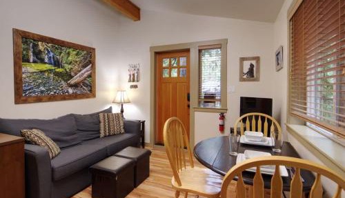 Hot tub Oasis Among Trees - Pet Friendly in Port Renfrew
