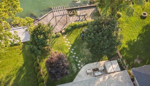 Birds Eye View on Erie with Hot Tub & Game Room in Leamington