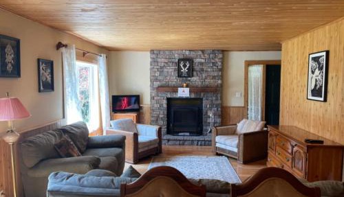Rustic Vibes w Pool & Hot Tub- Tobermory in Miller Lake