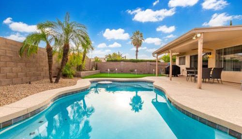 Sunny Serenity: Mesa Masterpiece in Fountain of the Sun