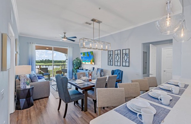 Top floor condo w/view of lake, pool and fireworks! - Next to conv. center in Orlando